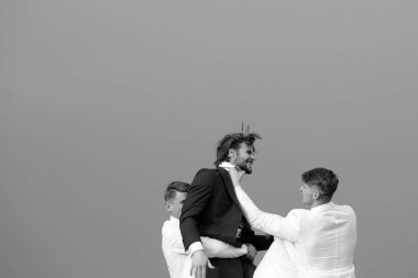 insanlar doğanın mavi gökyüzü arka plan üzerinde mücadele