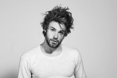 uzun uncombed saçlı uykulu adam sabah uyanmak