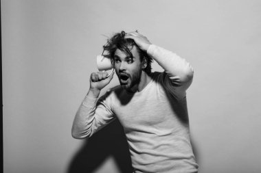 şaşırmış adam kulak misafiri Kupası ile sabah