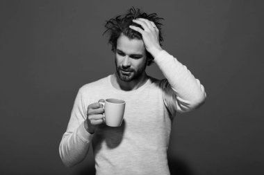 çay ya da kahve Kupası olan adam, baş ağrısı vardır
