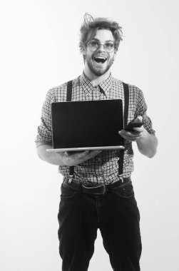 Dizüstü bilgisayar ile smartphone cep telefonu ile konuşmak mutlu yakışıklı adam