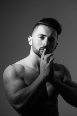 Sakallı yüzü, elleri ile yakışıklı kaslı adam