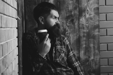 Plastik kap ayakta köşesinde ile ceketli acımasız adam