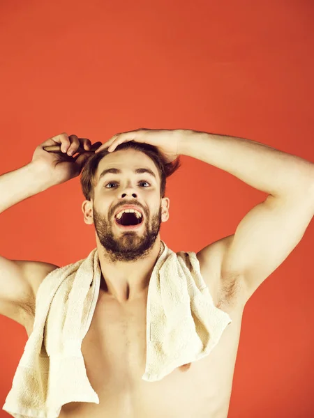 Man combing hair with brush — Stock Photo, Image