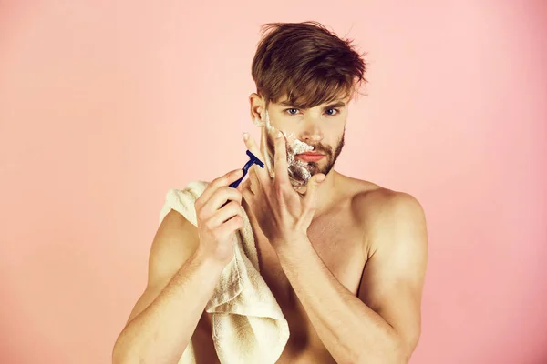 バスルームでひげを剃って男 — ストック写真