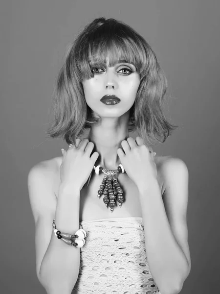 Menina com cabelo artificial brilhante em jóias étnicas . — Fotografia de Stock