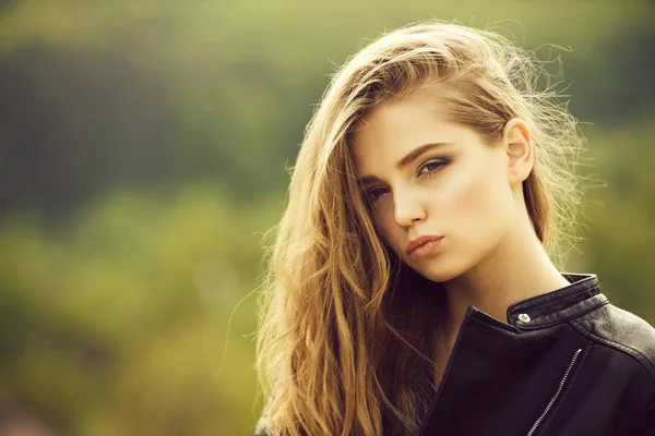 Mulher com cabelo comprido. — Fotografia de Stock