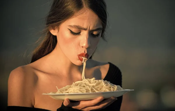 Diyet ve sağlıklı organik gıda, İtalya. Şef kadın kırmızı dudaklar ile makarna yemek. Açlık, iştah, tarifi. Çeşnicibaşı veya restoran eleştirmeni olarak makarna yemek kadın. İtalyan makarna veya spagetti yemek, yemek — Stok fotoğraf