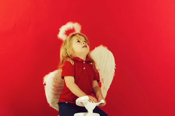 Engel glücklicher Junge auf rotem Hintergrund zum Valentinstagsgruß — Stockfoto