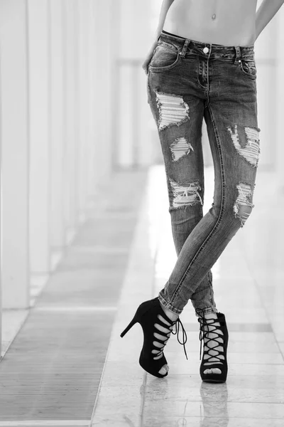 Τζιν στα πόδια της νεαρής γυναίκας, κορίτσι σε μοντέρνα παπούτσια — Φωτογραφία Αρχείου