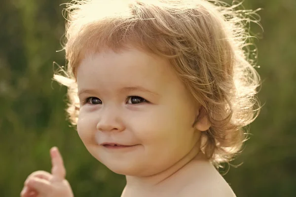 Gioioso ragazzo all'aperto — Foto Stock