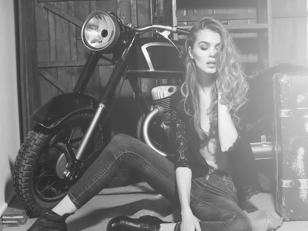 예쁜 바이 커 여자 빈티지 가방 오토바이에 서 서 — 스톡 사진