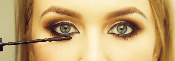 Flicka med ögonmakeup — Stockfoto