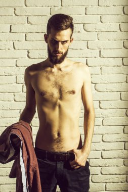 tuğla zemin üzerine ince çıplak gövde ile ince sakallı adam