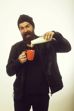 Uzun sakallı adam tutun süt şişesi.