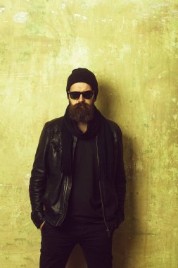 Adam uzun sakal ve bıyık.