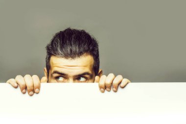 kağıt ile korkan adam