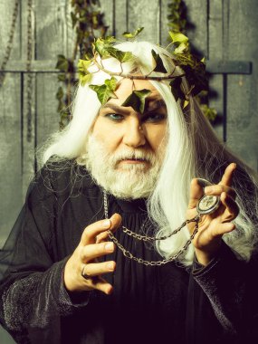 Sihirbazı madalyon ile