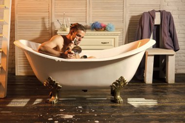 Sakal tıraş sabunla sakallı adam aynaya bak