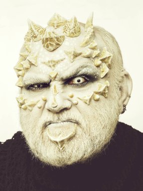 adam ya da dikenler yüz fütüristik makyaj ile canavar