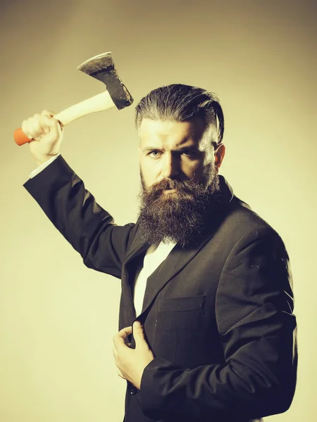 Бородатий чоловік з сокирою — стокове фото