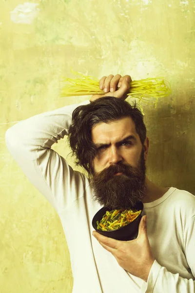 Man met pasta in de hand — Stockfoto