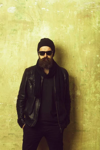 Adam uzun sakal ve bıyık.