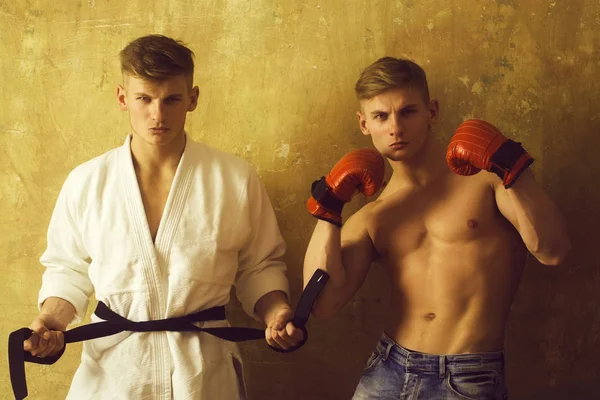 savaşçıları, karate atlet İkizler beyaz kimono ve güçlü boksör