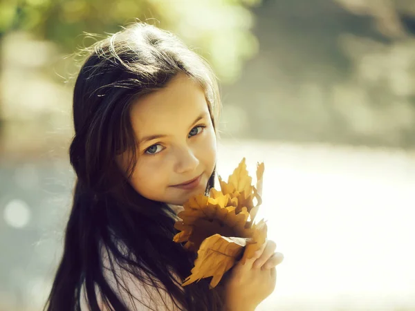 Attraktive Mädchen preteen — Stockfoto