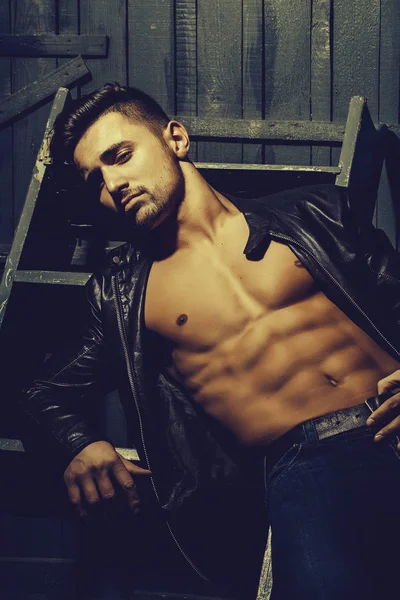 adam çıplak gövde ile