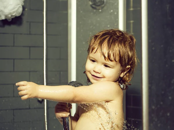 Petit garçon dans la douche — Photo