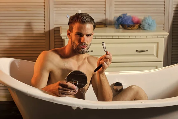 Bărbat față cu bărbierit perfect cu spumă — Fotografie, imagine de stoc