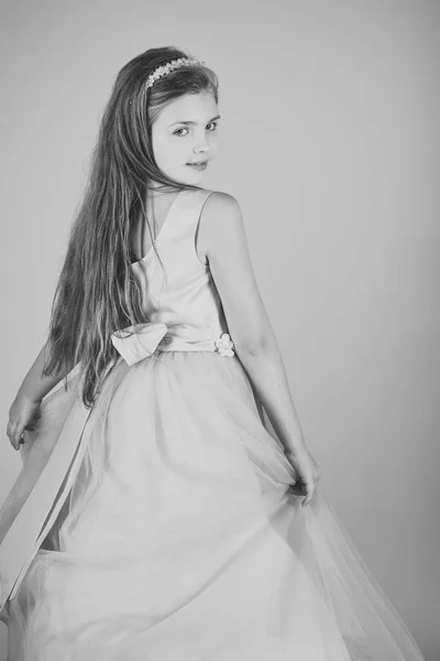 Μόδα και ομορφιά, μικρή πριγκίπισσα. Κοίτα, κομμωτήριο, μακιγιάζ. Μόδα μοντέλο σε ροζ φόντο, ομορφιά. Κοριτσάκι σε μοντέρνο φόρεμα, prom. Παιδί κορίτσι στο φόρεμα κομψό αίγλη, κομψότητα. — Φωτογραφία Αρχείου