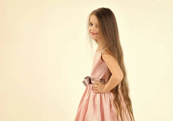 Retrato de linda niña sonriente en vestido de princesa — Foto de Stock