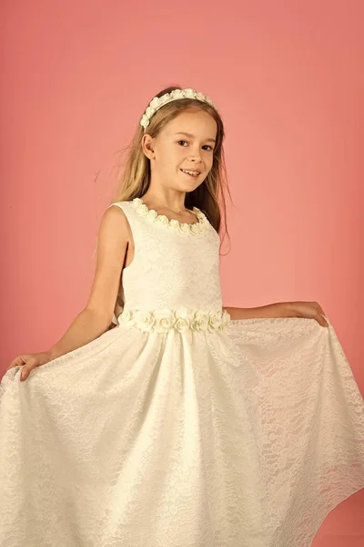Megjelenés, fodrász, smink. Divat-model rózsaszín háttér, szépség. Divat és szépség, kis hercegnő. Gyermek lány ruha elegáns csillogás, elegancia. Kis lány a divatos ruha, Szalagavató. — Stock Fotó