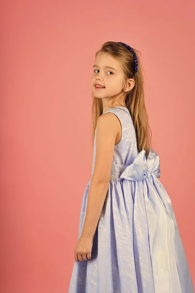 Megjelenés, fodrász, smink. Kis lány a divatos ruha prom. Gyermek lány ruha elegáns csillogás, elegancia. Divat és szépség, kis hercegnő. Divat-model, rózsaszín háttér, szépség. — Stock Fotó