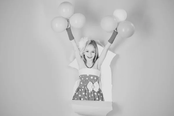 Küçük kız pembe bir arka plan üzerinde balonlarla oynamayı — Stok fotoğraf
