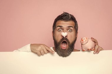 Sürpriz yüzündeki sakallı kredi almak.