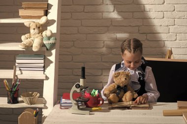 Sınıf ve çalışma zaman kavramı. Gülümseme ile kız öğrenci