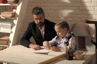 Eğitim ve aile ilişki kavramı. Liseli kız ve babası