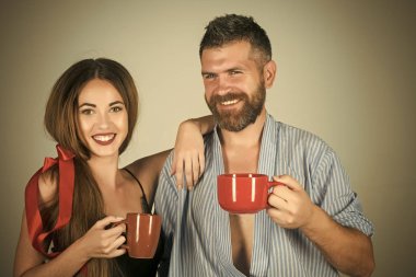 aşık çift sabah kahve veya çay içmek.