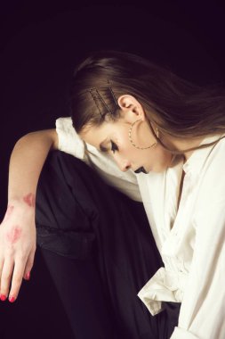 Kadın şık uzun küpeler saçlı.