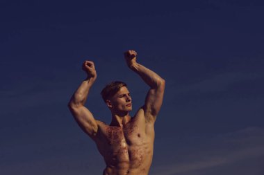 Adam çıplak göğsüne glitter ile.