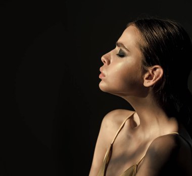 Kadın siyah arka plan üzerine göz farı makyaj ile