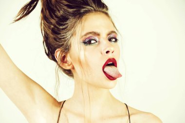 parlak makyaj, moda saç modeli dilleri gösterilen ile güzel kız