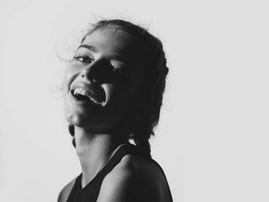 Sağlıklı dişler ve beyaz gülümsemek gülümseyen mutlu, şirin kızla