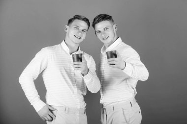 Kırmızı arka plan üzerinde duran modelleri