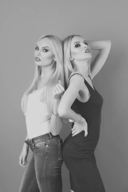 Kadınlar İkizler, parlak makyaj ile arkadaş