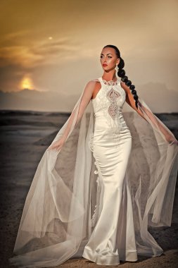 Çöl sunset bulvarında poz kız