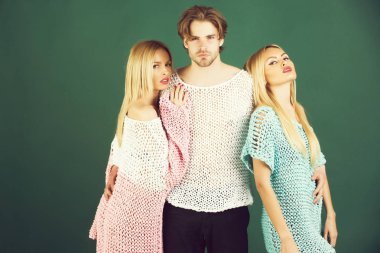 adam iki güzel kızlar şık kazak sarılma